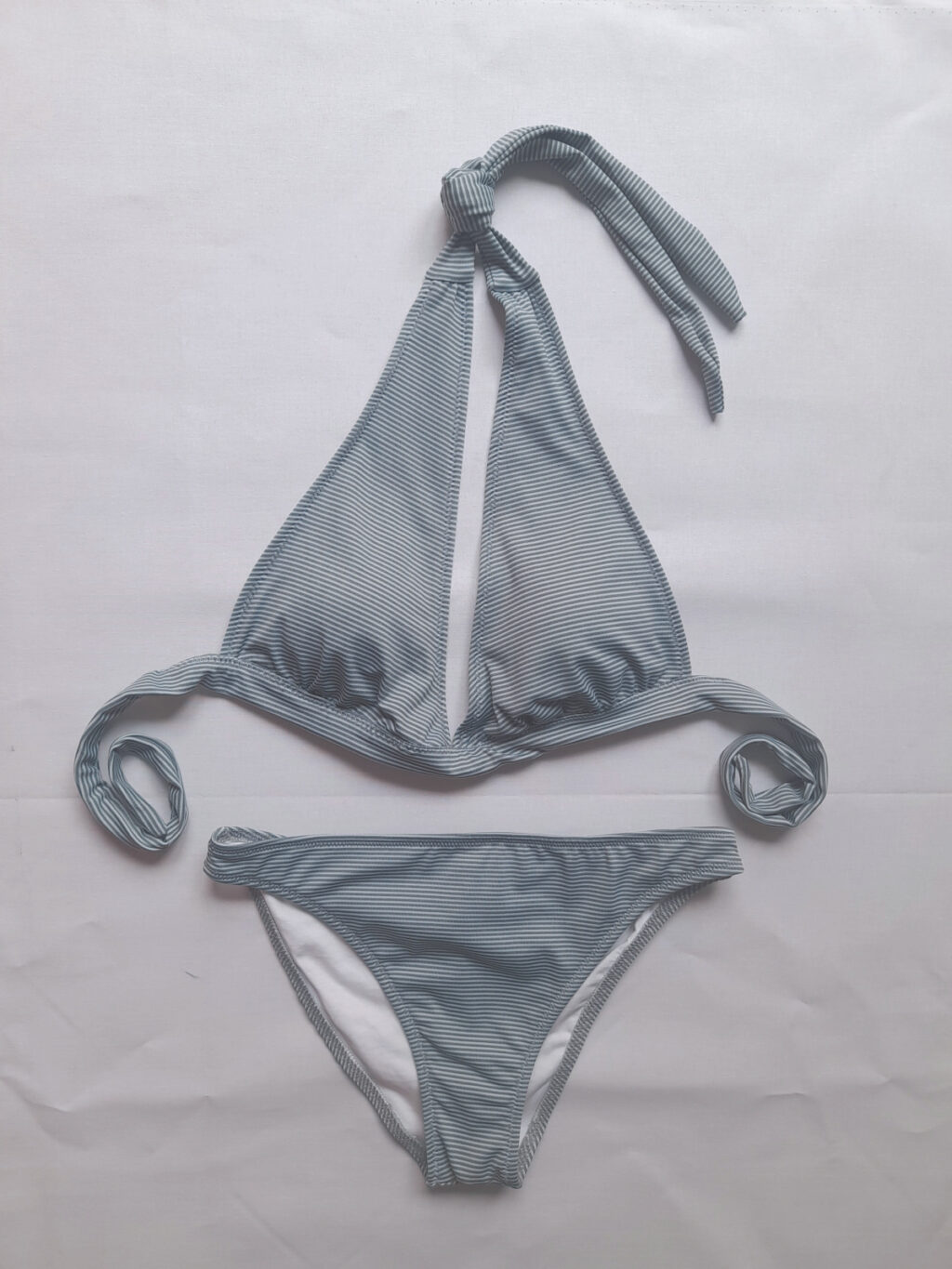 Costume due pezzi a righe verde acqua
