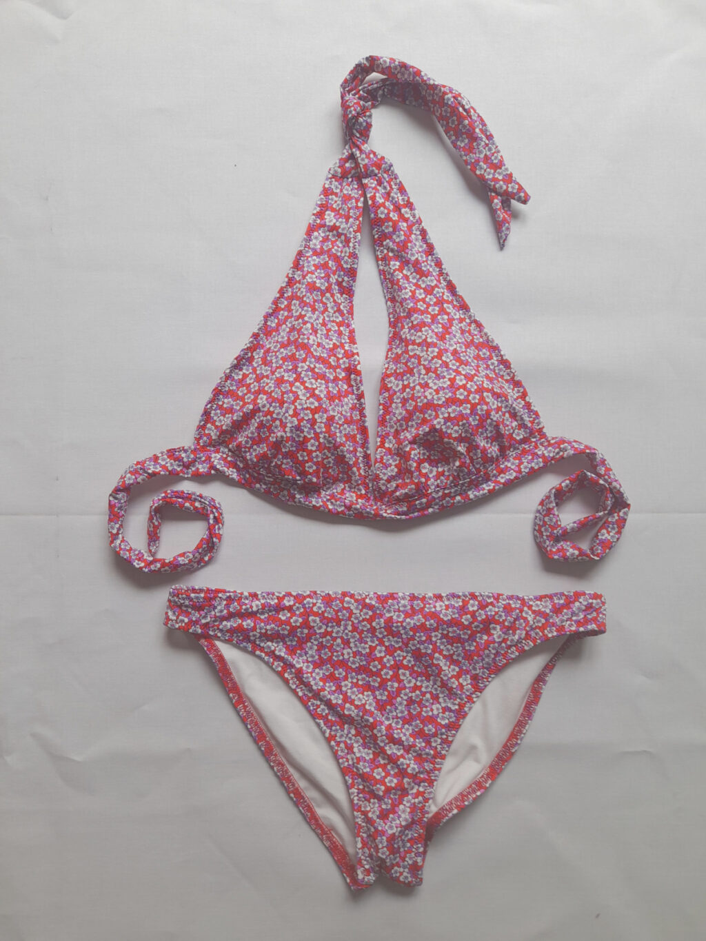 Costume due pezzi a fiorellini su sfondo ciliegia - Liberty