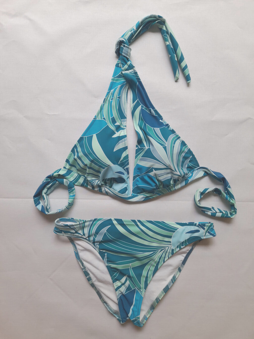 Costume due pezzi con fantasia di foglie blu